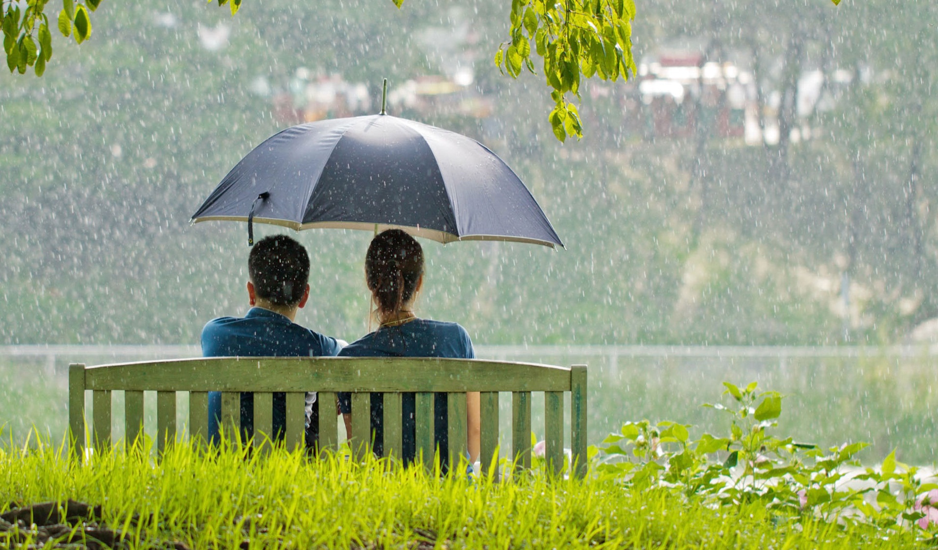 Romantic-couple-sitting-in-park-free wallpaper