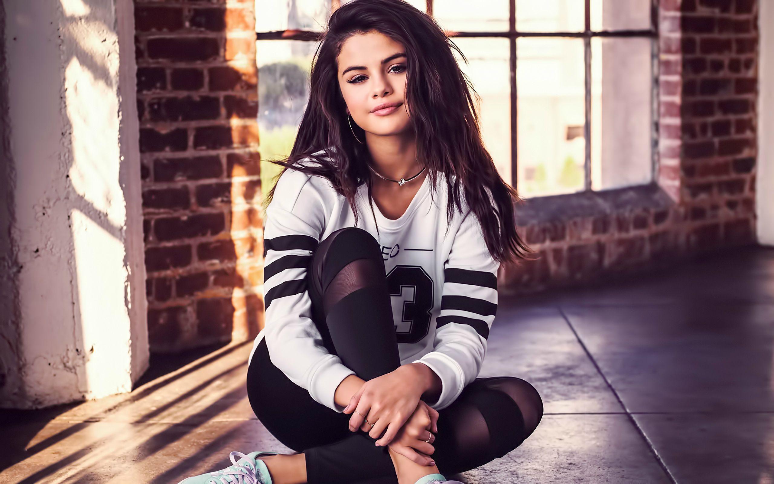 Selena Gomez Latest Pics-12